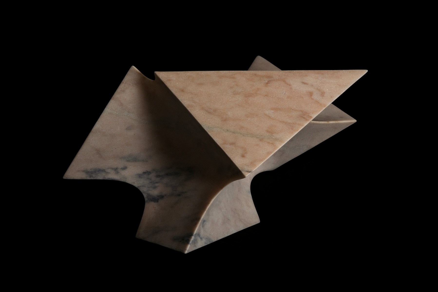 Filippo Ciavoli, DIRETTO,2023, marmo Rosa del Portogallo, 50x50x60cm